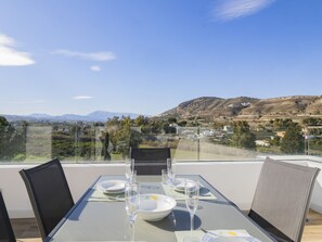 Outdoor dining - Cubo's Casa Rural El Ensueño / private pool / air conditioning / free wifi (Alhaurín el Grande)