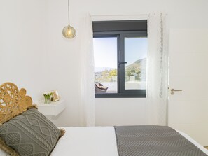 3 makuuhuonetta, silitysrauta/-lauta, ilmainen Wi-Fi, vuodevaatteet