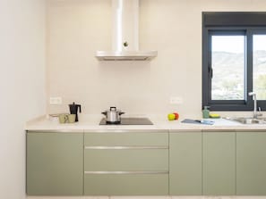 Fridge, microwave, oven, coffee/tea maker - Cubo's Casa Rural El Pozo / private pool / air conditioning / free wifi (Alhaurín el Grande)