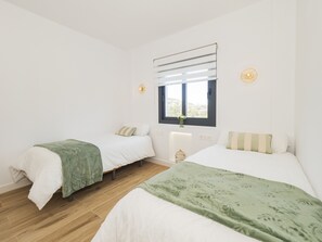 3 bedrooms, iron/ironing board, free WiFi, bed sheets