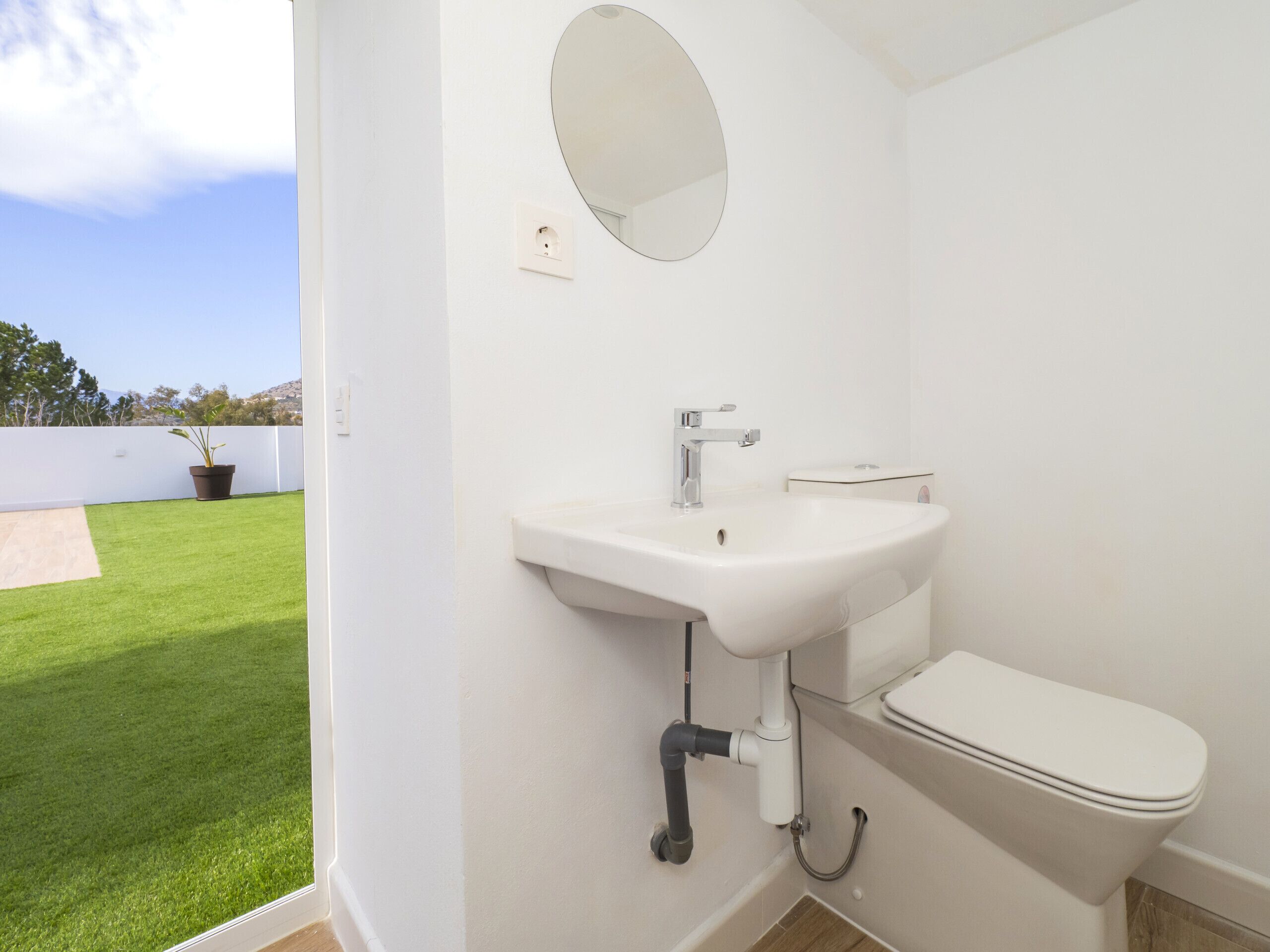 Chuveiro, secador de cabelo, toalhas de banho 