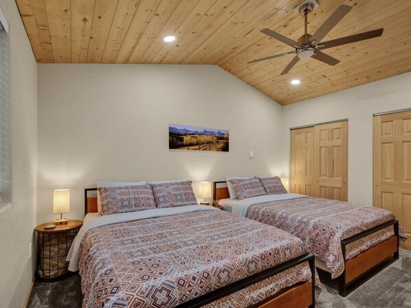 2 bedrooms, iron/ironing board, travel crib, WiFi - Aspen Grove Chalet - Colorado living dream (Woodland Park)
