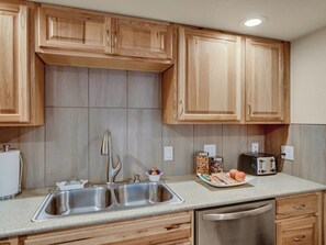 Fridge, microwave, oven, stovetop - Aspen Grove Chalet - Colorado living dream (Woodland Park)