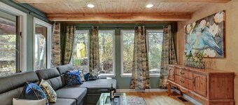 Raven's Nest - pet friendly, hot tub, enchanted