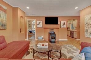 Télévision, cheminée, jeux vidéo, livres