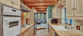 Raven's Nest - pet friendly, hot tub, enchanted
