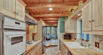 Raven's Nest - pet friendly, hot tub, enchanted