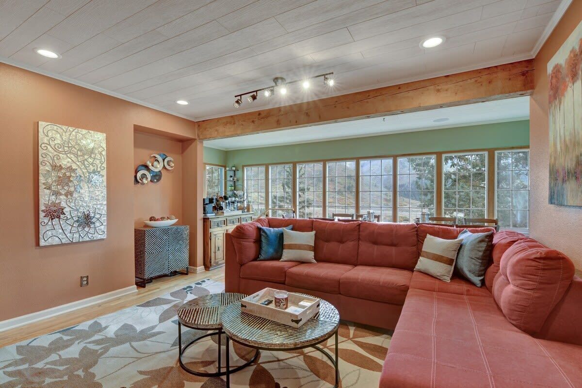 Una televisión, una chimenea, videojuegos, libros