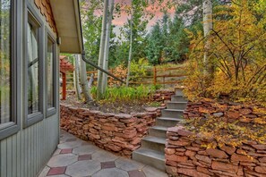 Property grounds - Raven's Nest - pet friendly, hot tub, enchanted (Cascade)