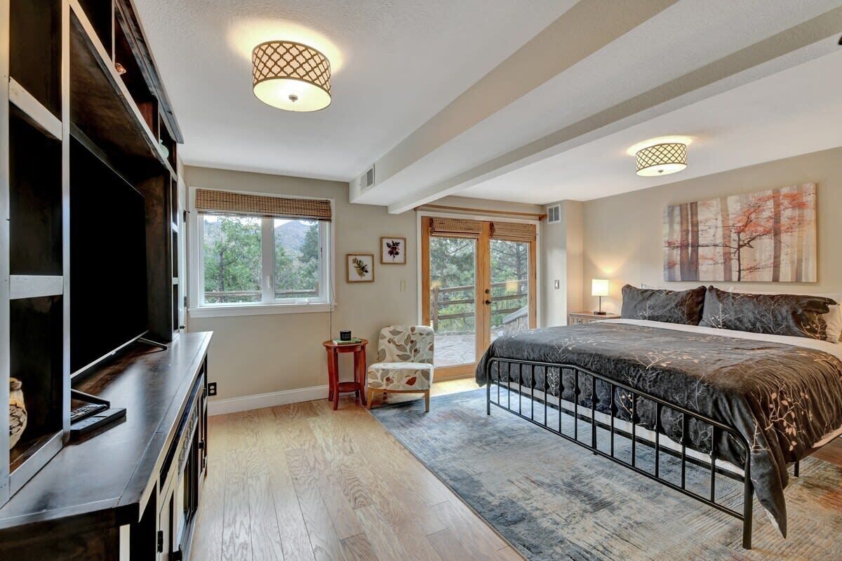 4 soverom, skrivebord, strykejern/-brett og reiseseng for barn