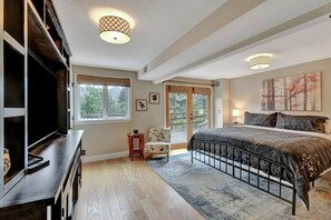 4 bedrooms, desk, iron/ironing board, travel cot - Raven's Nest - pet friendly, hot tub, enchanted (Cascade)