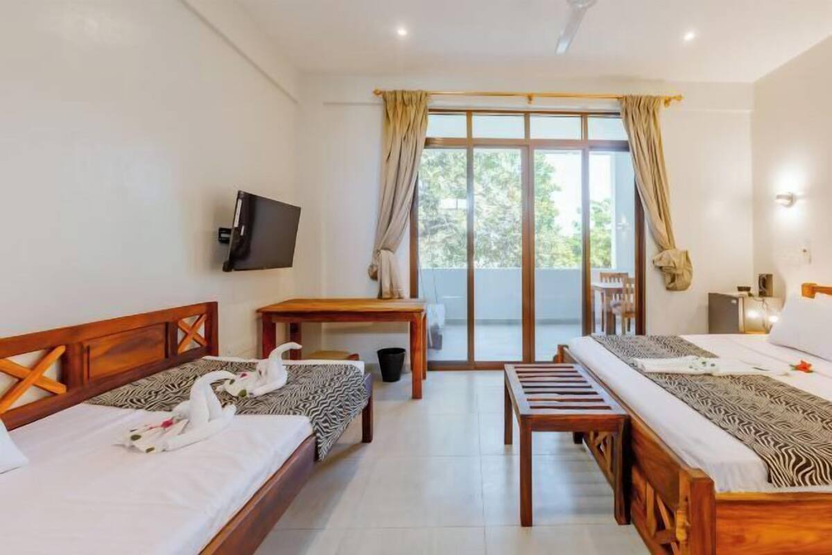 Premium bedding, laptop workspace, soundproofing, WiFi (free)