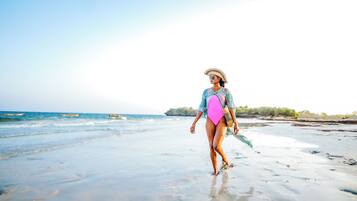 En la playa y playa de arena blanca