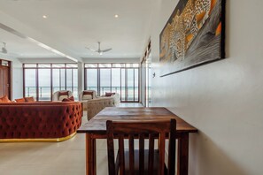 Presidential Suite | Living area | Smart TV - YU Resort (Msambweni)
