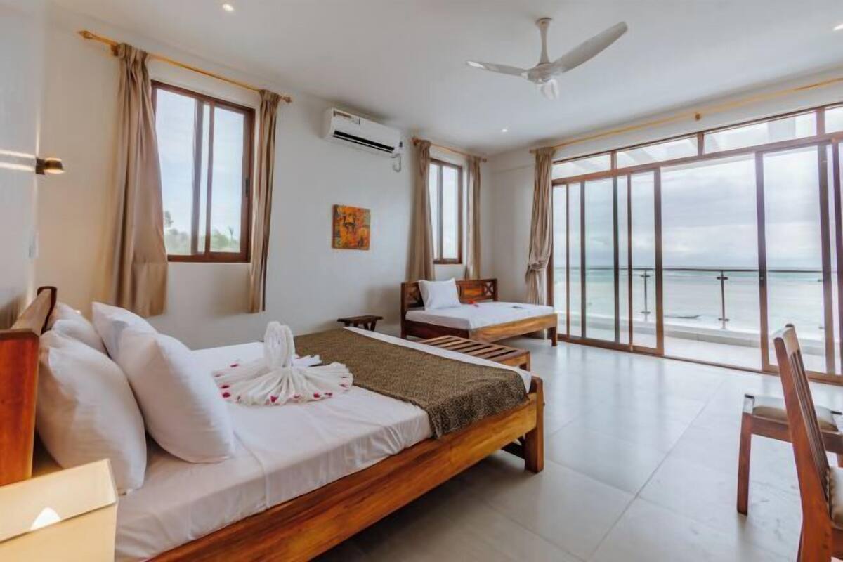 Premium bedding, laptop workspace, soundproofing, WiFi (free)