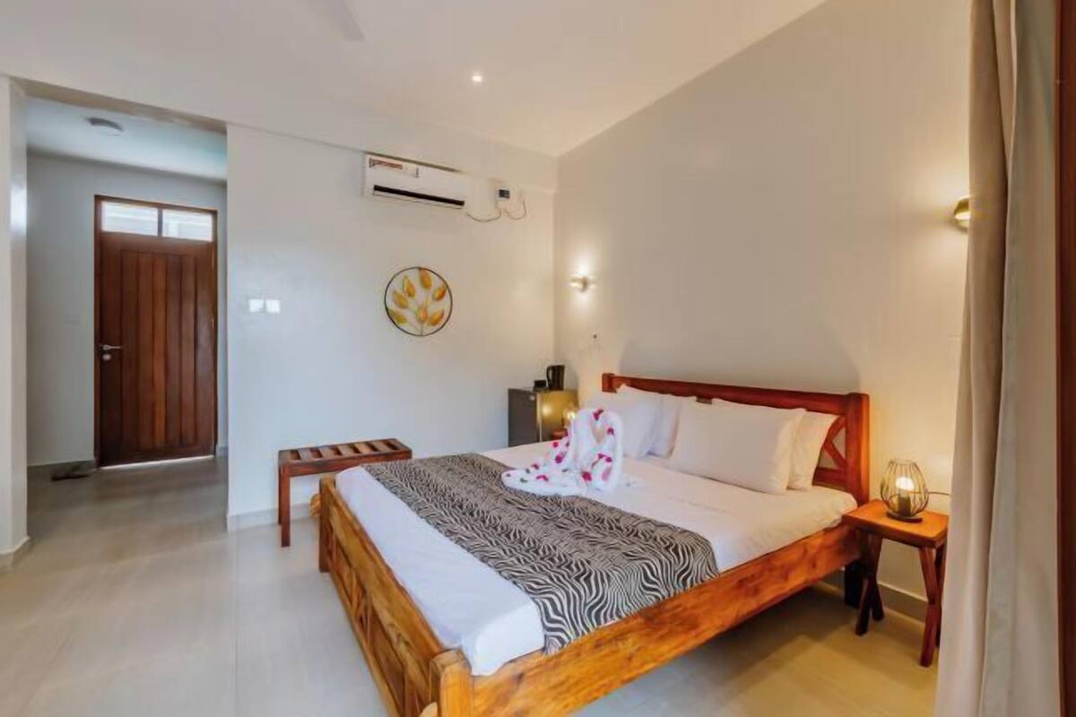 Premium bedding, laptop workspace, soundproofing, WiFi (free)