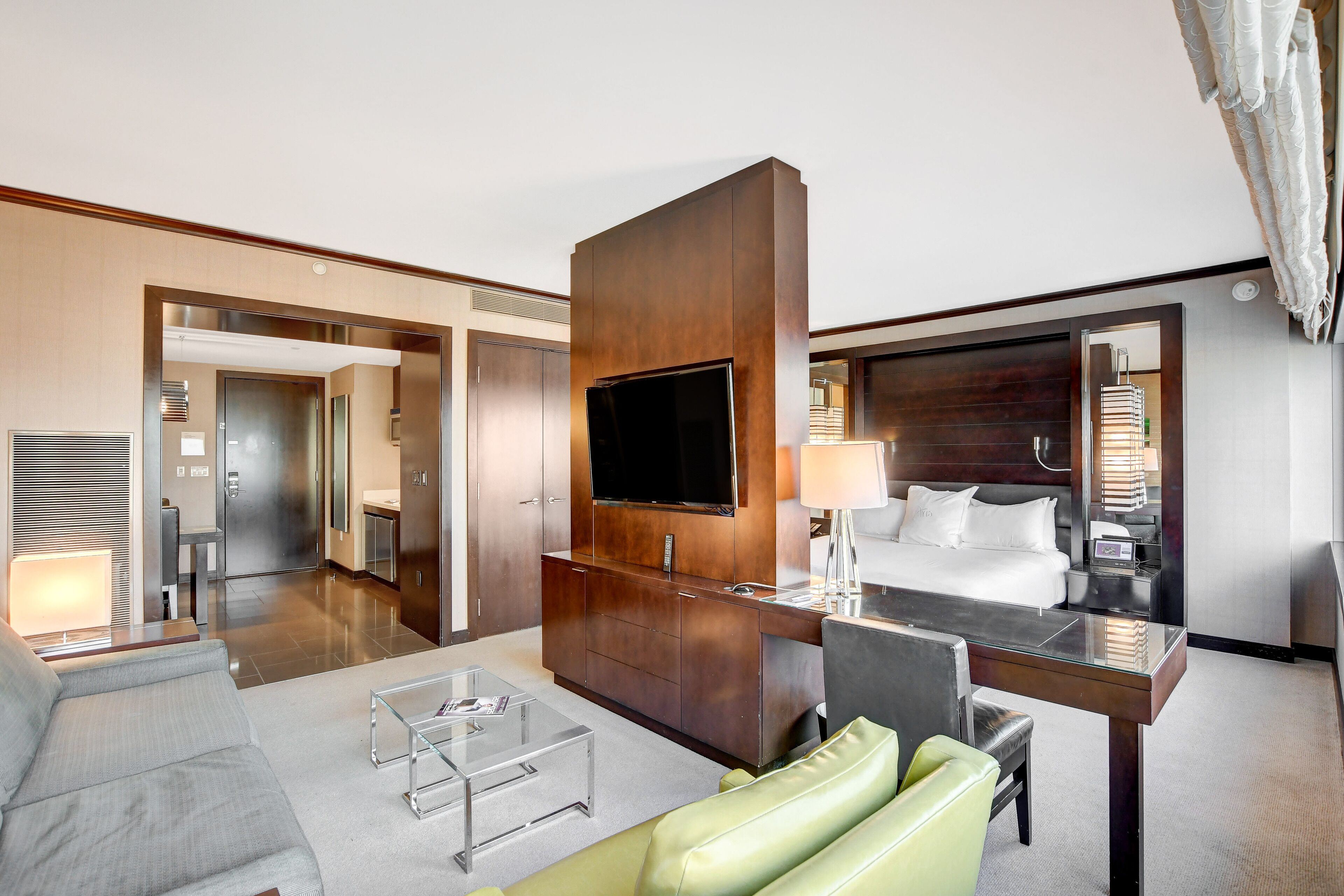 50-吋電視，提供有線頻道