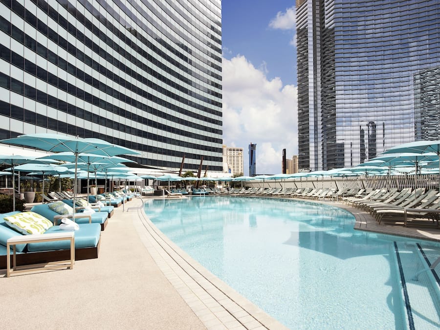 Una piscina al aire libre de temporada, cabañas de piscina (de pago)