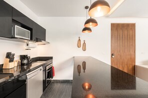 Kahvin-/teenkeitin, jääkaappi, mikroaaltouuni, uuni