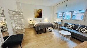 1 habitación, escritorio, tabla de planchar con plancha y cuna de viaje 