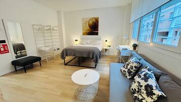 1 slaapkamer, een bureau, een strijkplank/strijkijzer, reisbedje