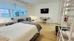 1 habitación, escritorio, tabla de planchar con plancha y cuna de viaje 