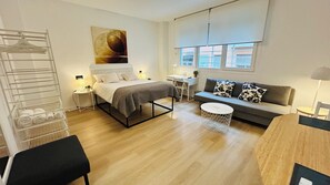 1 slaapkamer, een bureau, een strijkplank/strijkijzer, reisbedje
