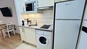 Fridge, microwave, stovetop, coffee/tea maker - Room Pinar - Apartment with all amenities (Madrid)
