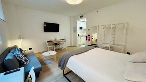 1 habitación, escritorio, tabla de planchar con plancha y cuna de viaje 