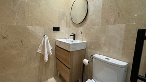 Een douche, een haardroger, handdoeken, zeep