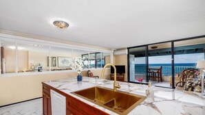 Apartamento, 1 cama de matrimonio grande con sofá cama (Kona Reef A-34) | Cocina privada | Horno, tostadora y papel de cocina