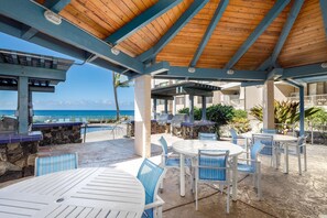 Condo, 1 cama King e sofá-cama (Kona Reef A-34) | Opções para refeição ao ar livre