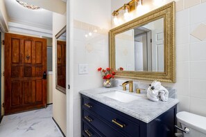 คอนโด, เตียงคิงไซส์ 1 เตียง และโซฟาเบด (Kona Reef A-34) | ห้องน้ำ | กระดาษชำระ