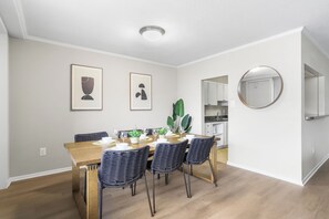 Apartamento Confort, 2 habitaciones, vistas a la ciudad | Servicio de comidas en la habitación