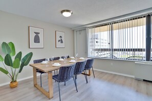 Apartament Comfort, 2 dormitoris, vistes a la ciutat | Zona de menjador de l'habitació