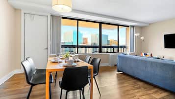 Comfort Apartment, 2 Bedrooms, City View | Dining room
