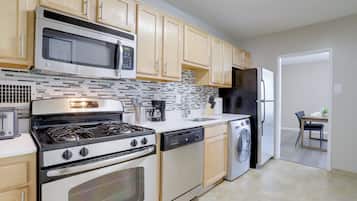 Comfort Apartment, 1 Bedroom | Private kitchen | Fridge, microwave, oven, coffee/tea maker