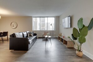 Apartament Comfort, 1 dormitori | Sala d'estar | Televisor intel·ligent de 50 polzades amb canals per cable