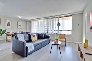 Apartamento Confort, 2 habitaciones, vistas a la ciudad | Zona de estar | Smart TV de 50 pulgadas con canales por cable
