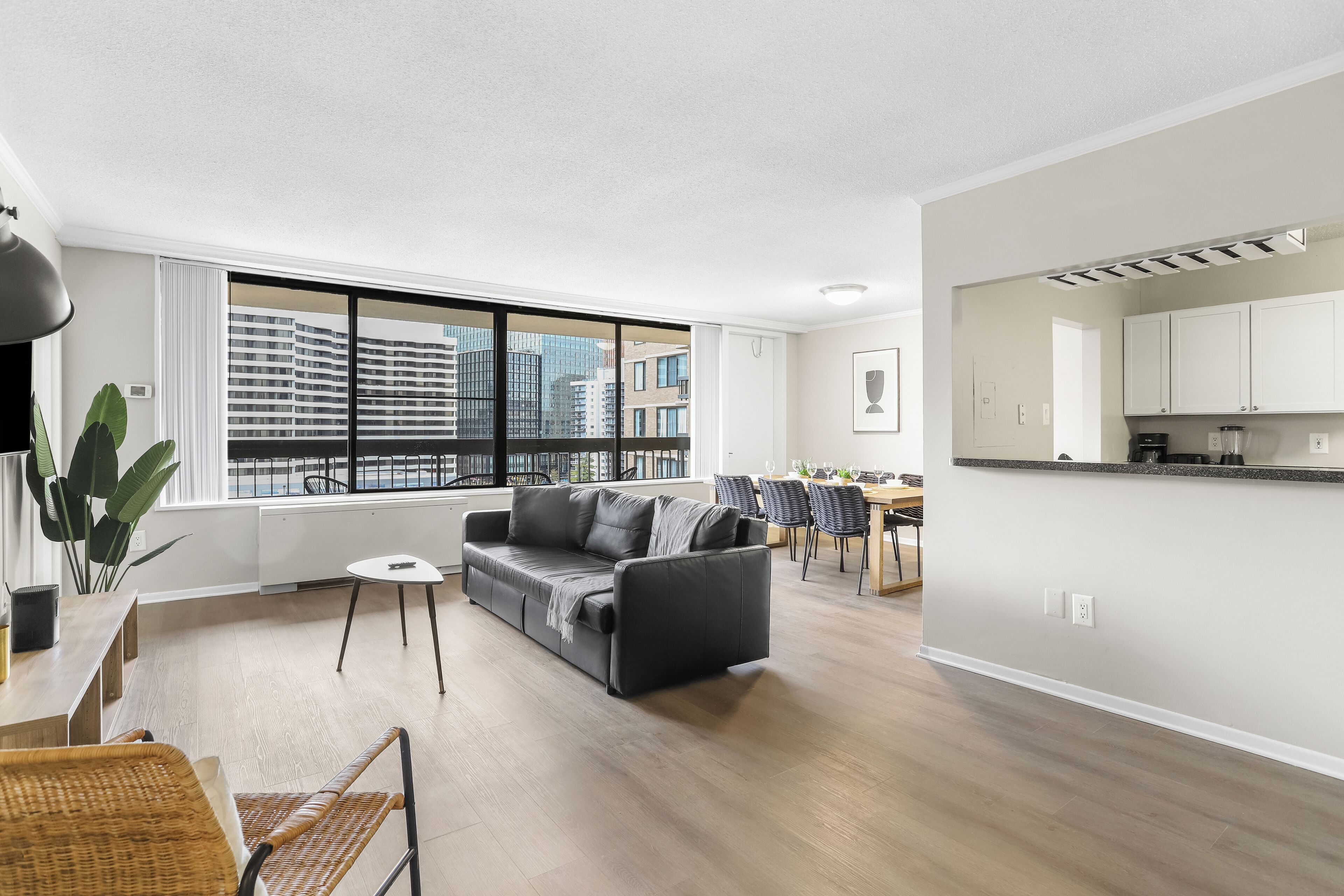 Apartamento conforto, 2 quartos, vista para a cidade | Área de estar | Smart TV 50 polegadas com canais a cabo