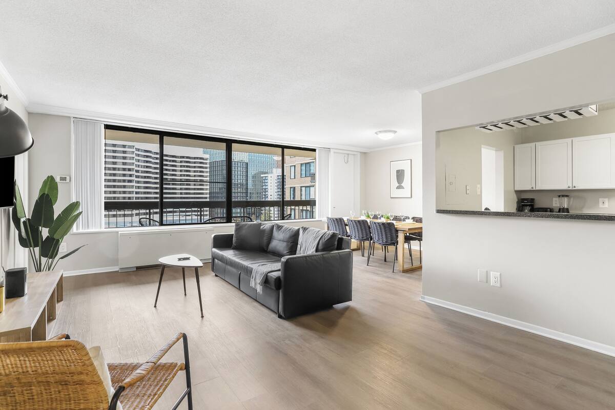 Appartement Confort, 2 chambres, vue ville | Coin séjour | TV connectée de 50 pouces avec chaînes par câble