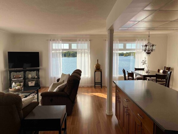 TV - Lakeside Loft located in Port Severn (Port Severn)