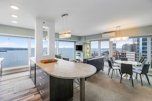 Premium-Apartment | Wohnbereich | 43-Zoll-Fernseher mit Digitalempfang