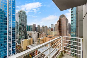 A high-rise building with a view of a cityscape. - NewMark Towers Water Wheel Sea Views (Seattle)