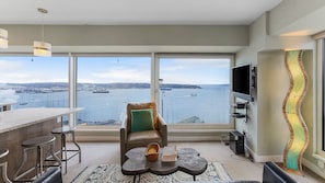 Premium-Apartment | Wohnbereich | 43-Zoll-Fernseher mit Digitalempfang