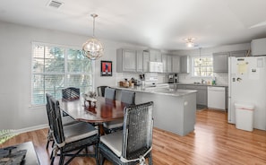 Fridge, microwave, oven, stovetop - Tidal Wave Retreat (Beaufort)