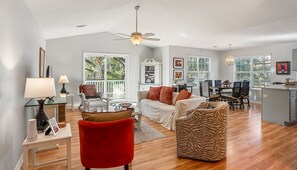 Living area - Tidal Wave Retreat (Beaufort)