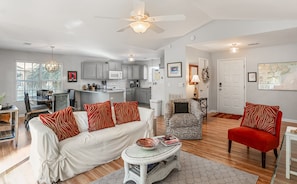 Living area - Tidal Wave Retreat (Beaufort)