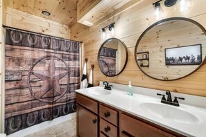 Hair dryer, towels, soap, shampoo - Newly Built Luxury Mountain-top Cabin with great views. (Sevierville)