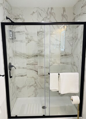 Sèche-cheveux, serviettes fournies, savon, shampoing